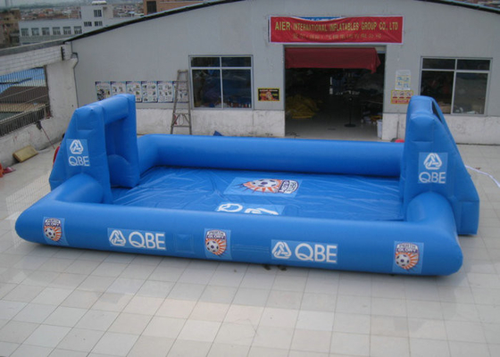 กีฬาแบบโต้ตอบของเล่นกลางแจ้งของเล่นความต้านทานการกัดกร่อน Blow Up Football Pitch