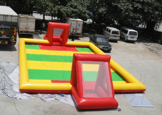 กีฬาแบบโต้ตอบของเล่นกลางแจ้งของเล่นความต้านทานการกัดกร่อน Blow Up Football Pitch