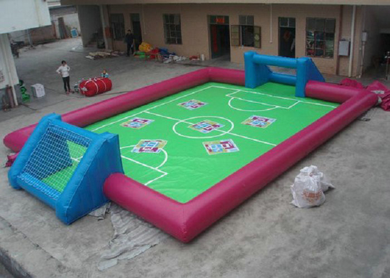 กีฬาแบบโต้ตอบของเล่นกลางแจ้งของเล่นความต้านทานการกัดกร่อน Blow Up Football Pitch