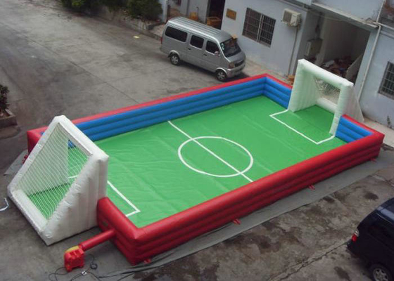 กีฬาแบบโต้ตอบของเล่นกลางแจ้งของเล่นความต้านทานการกัดกร่อน Blow Up Football Pitch