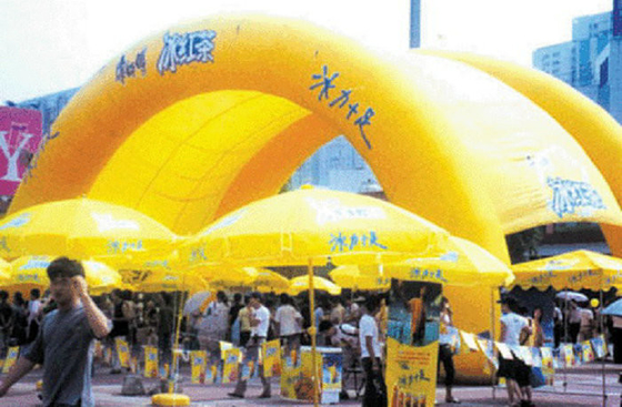 สีแดงเต็นท์ ซึ่งทำให้พองได้ กลางแจ้ง PVC เคลือบไนล่อนสำหรับธุรกิจโฆษณา