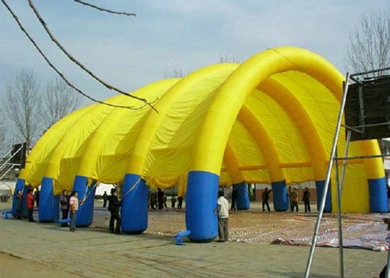 สีแดงเต็นท์ ซึ่งทำให้พองได้ กลางแจ้ง PVC เคลือบไนล่อนสำหรับธุรกิจโฆษณา