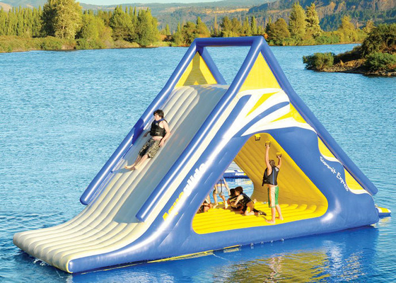 ขนาดเส้นผ่าศูนย์กลาง 5.5 เมตรเส้นผ่าศูนย์กลางสไลด์น้ำลอย Blow Up Water Slide หลักฐานไฟเบอร์ไวนิล Tarpaulin