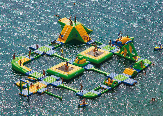 สวนน้ำ Bouncy Water Park ที่มีความทนทานสูง Water Sports Water Park การกัดกร่อนของน้ำทะเล