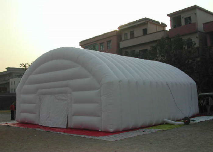 สีธรรมดา PVC เต็นท์ ซึ่งทำให้พองได้ 10mx6m 8mx4m พื้นที่บรรจุใหญ่ CE มั่นใจ