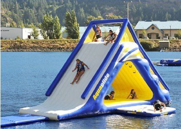 ขนาดเส้นผ่าศูนย์กลาง 5.5 เมตรเส้นผ่าศูนย์กลางสไลด์น้ำลอย Blow Up Water Slide หลักฐานไฟเบอร์ไวนิล Tarpaulin